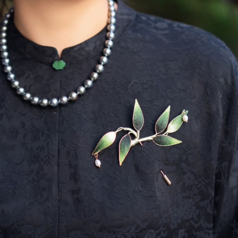 Broche en bambou vert et soie de mûrier pour la force spirituelle