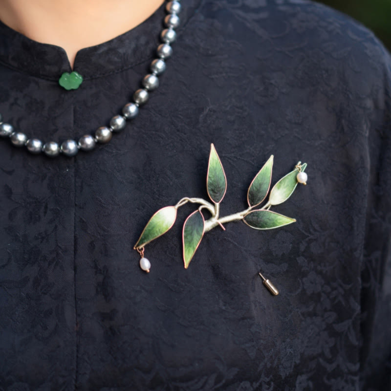 Broche en bambou vert et soie de mûrier pour la force spirituelle