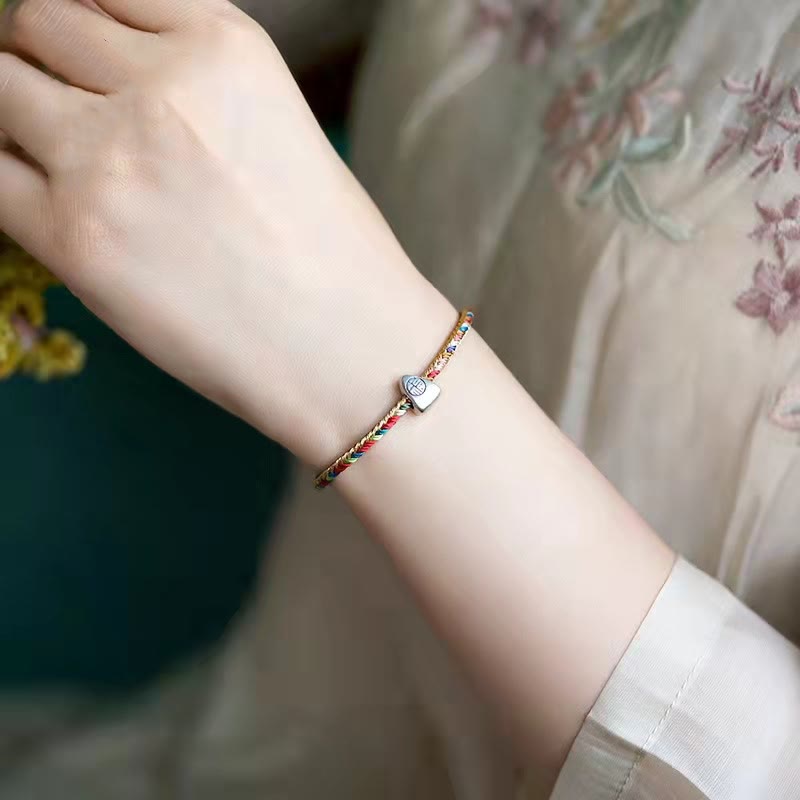 Bracelet tressé en fil rouge multicolore avec personnage Fu en argent 925