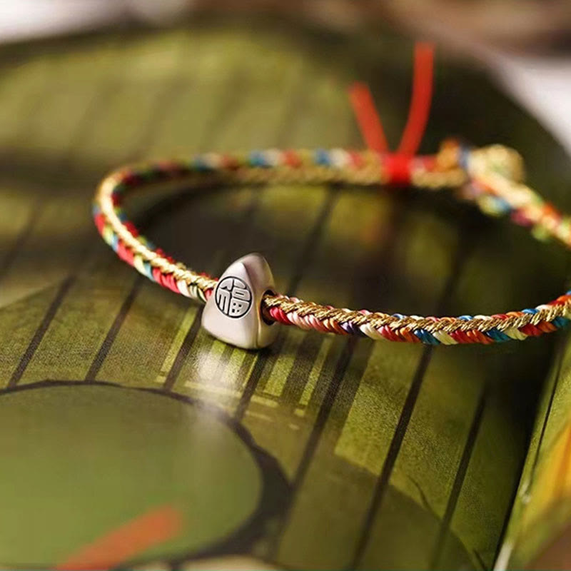 Bracelet tressé en fil rouge multicolore avec personnage Fu en argent 925