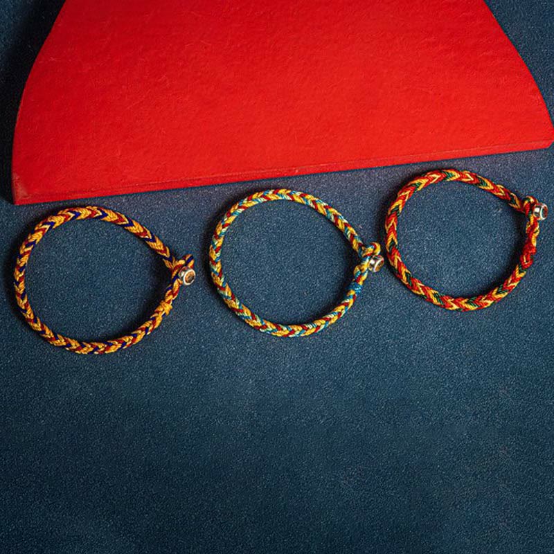 Bracelet de protection en fil rouge multicolore avec breloque en argent