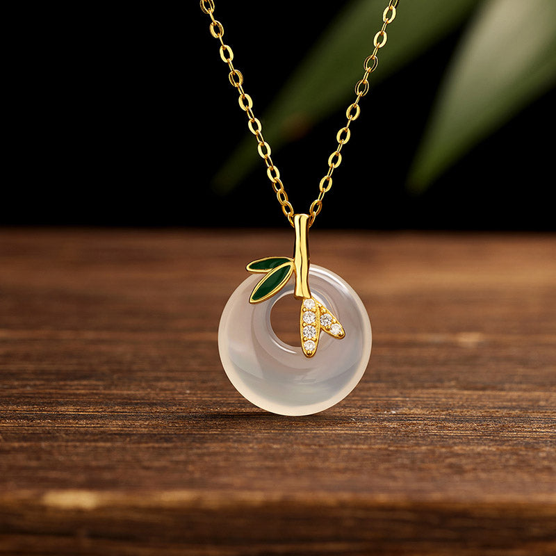 Collier spirituel avec boucle de paix en calcédoine naturelle et feuille de bambou