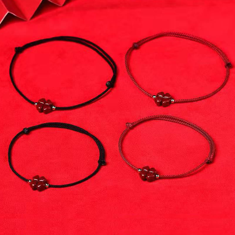 Bracelet en fil rouge de cinabre naturel avec bénédiction du trèfle à quatre feuilles