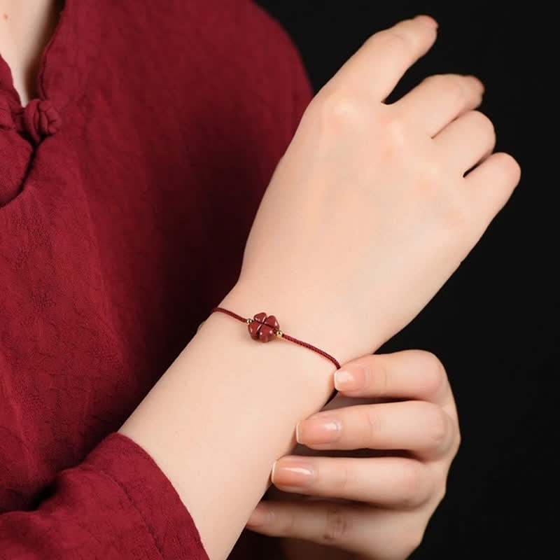 Bracelet en fil rouge de cinabre naturel avec bénédiction du trèfle à quatre feuilles