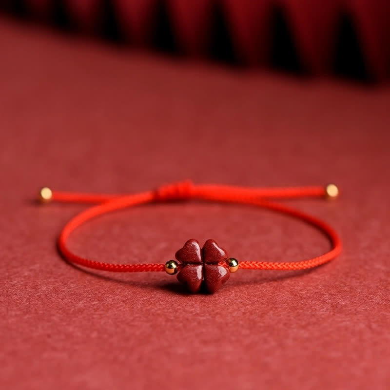 Bracelet en fil rouge de cinabre naturel avec bénédiction du trèfle à quatre feuilles