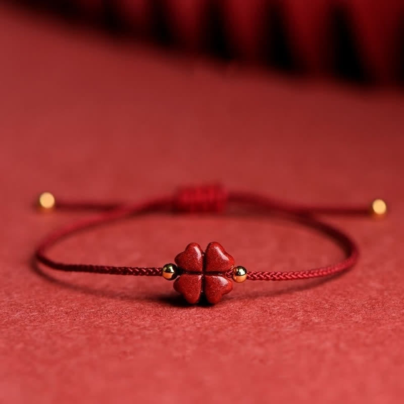 Bracelet en fil rouge de cinabre naturel avec bénédiction du trèfle à quatre feuilles