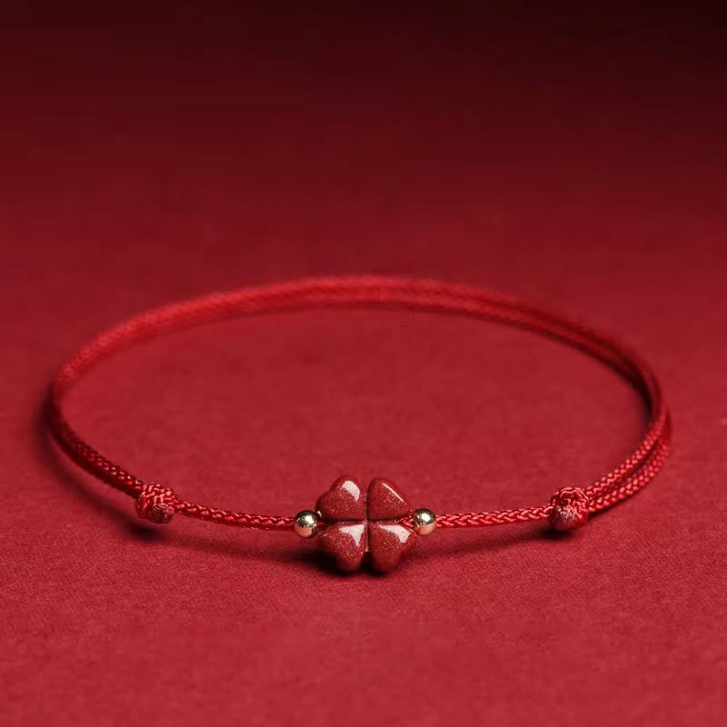 Bracelet en fil rouge de cinabre naturel avec bénédiction du trèfle à quatre feuilles
