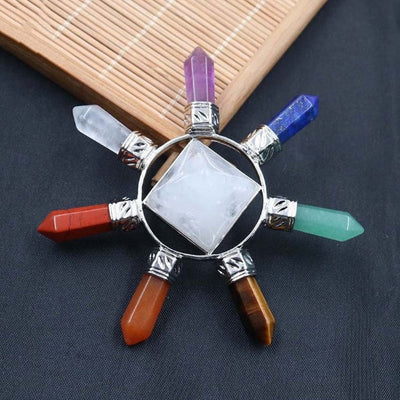 Pyramide de chakra en cristaux naturels avec sept pierres