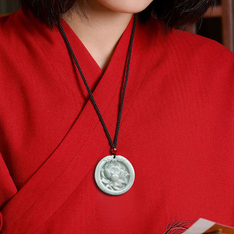 Collier de prospérité sculpté en fleur de lotus en jade naturel