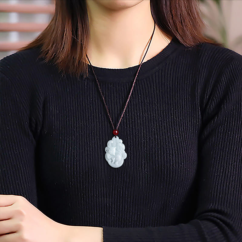 Collier pendentif porte-bonheur en jade naturel à neuf queues