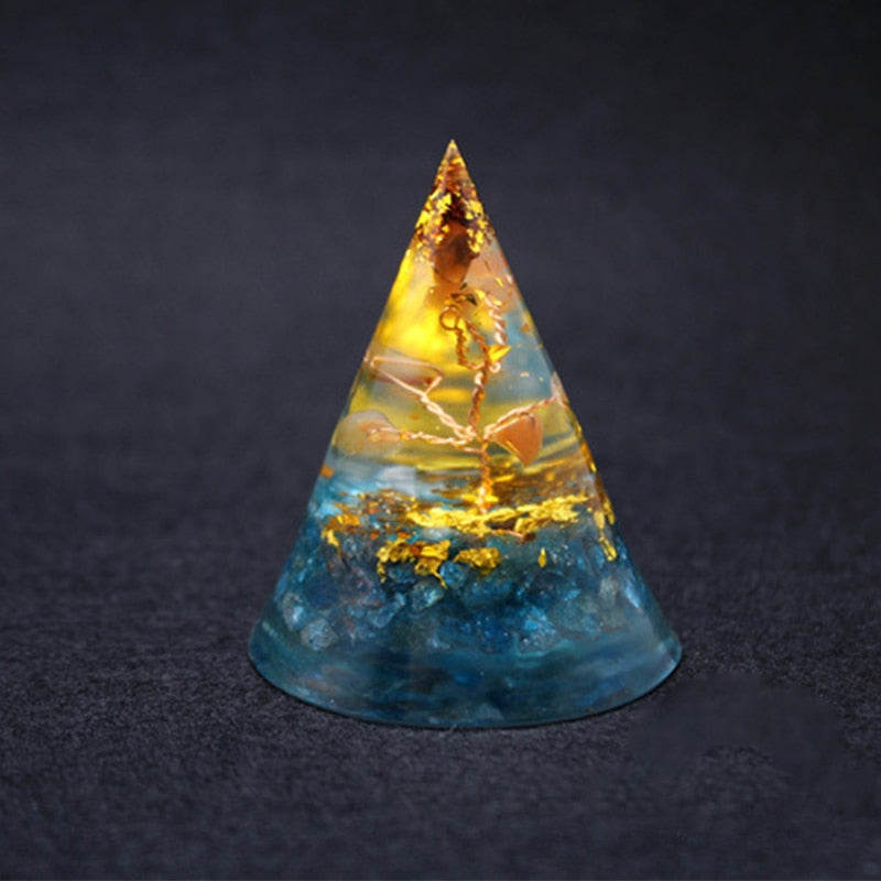 Pyramide d'orgone en apatite de joie naturelle