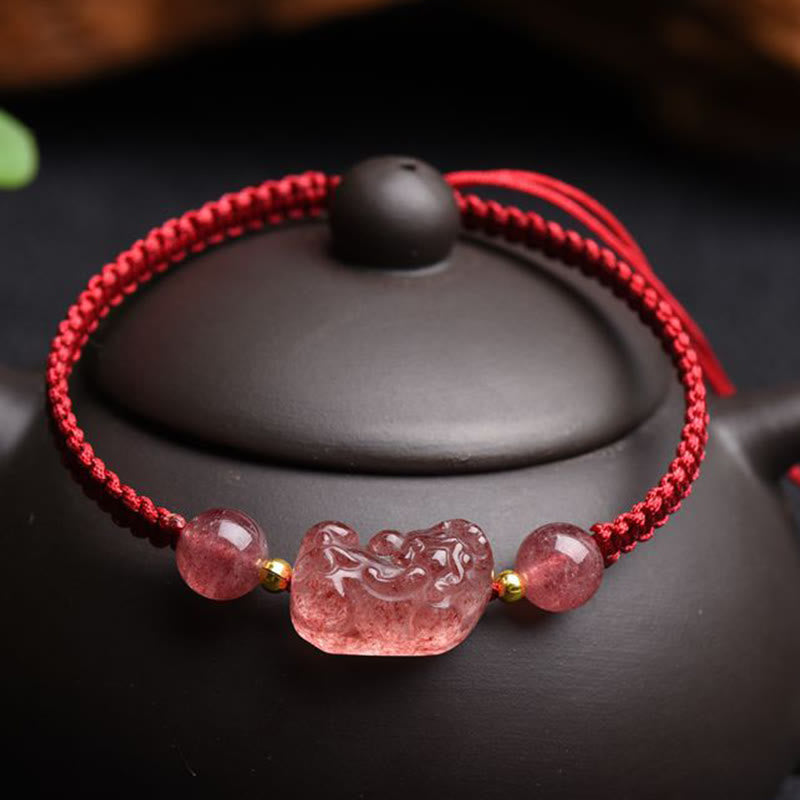 Bracelet PiXiu en quartz fraise naturel et fil rouge pour la chance