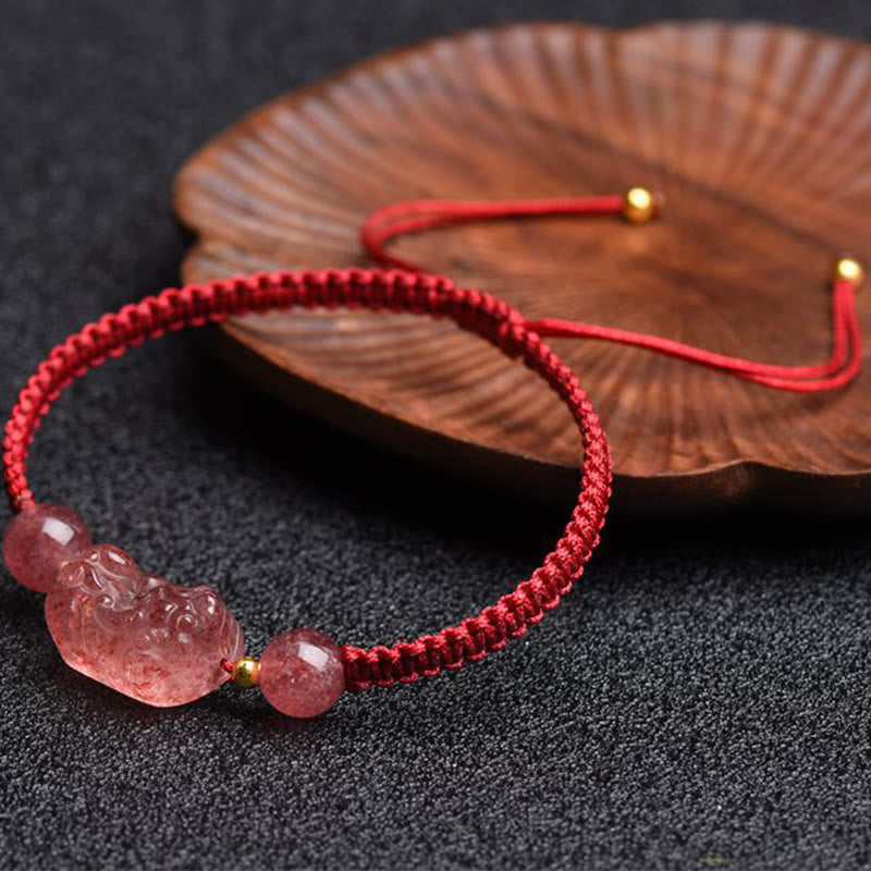 Bracelet PiXiu en quartz fraise naturel et fil rouge pour la chance