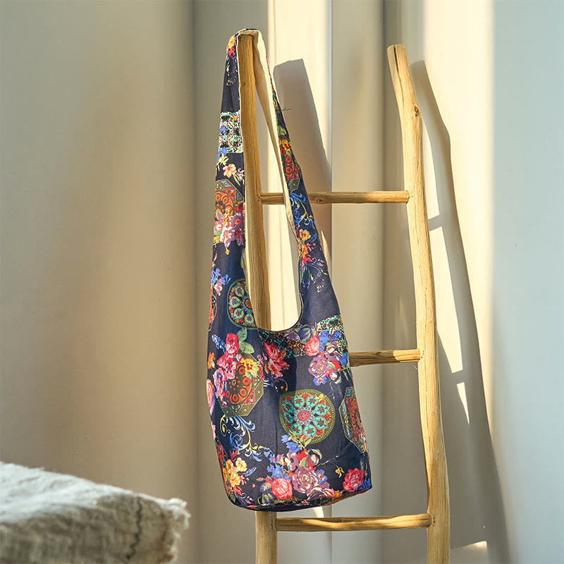 Sac bandoulière en coton bleu marine à motif floral