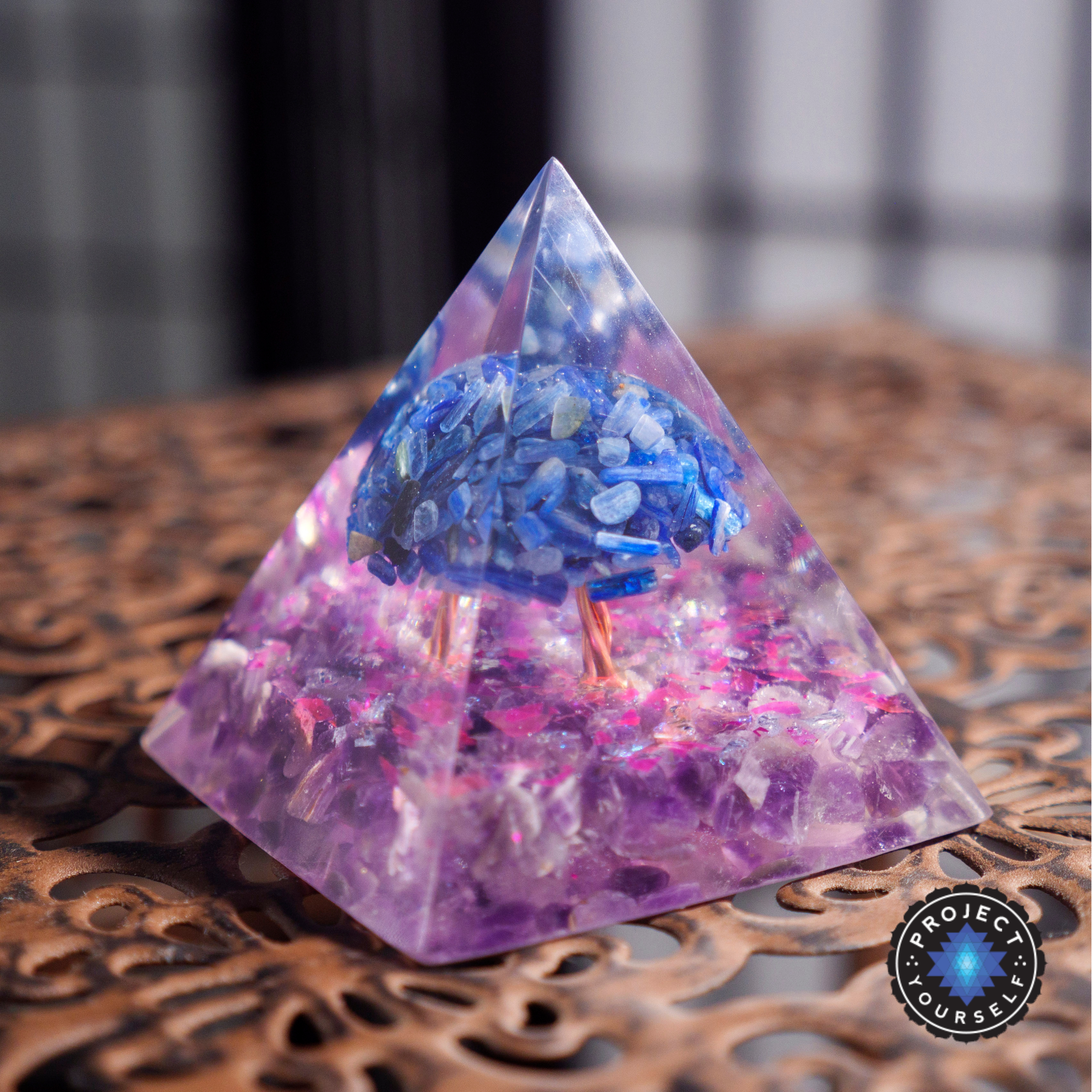 Pyramide d'orgone de l'arbre de vie nourrissant