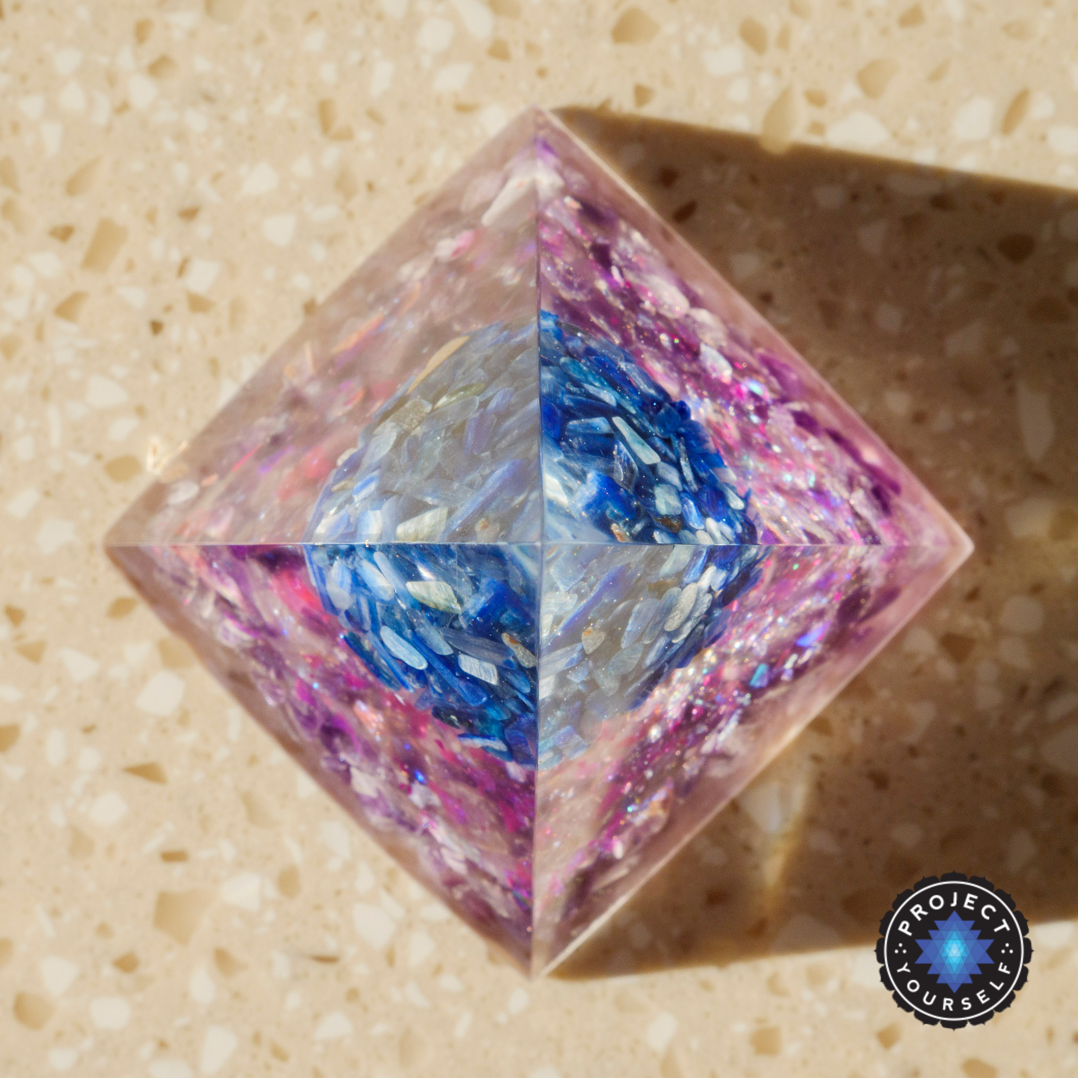 Pyramide d'orgone de l'arbre de vie nourrissant