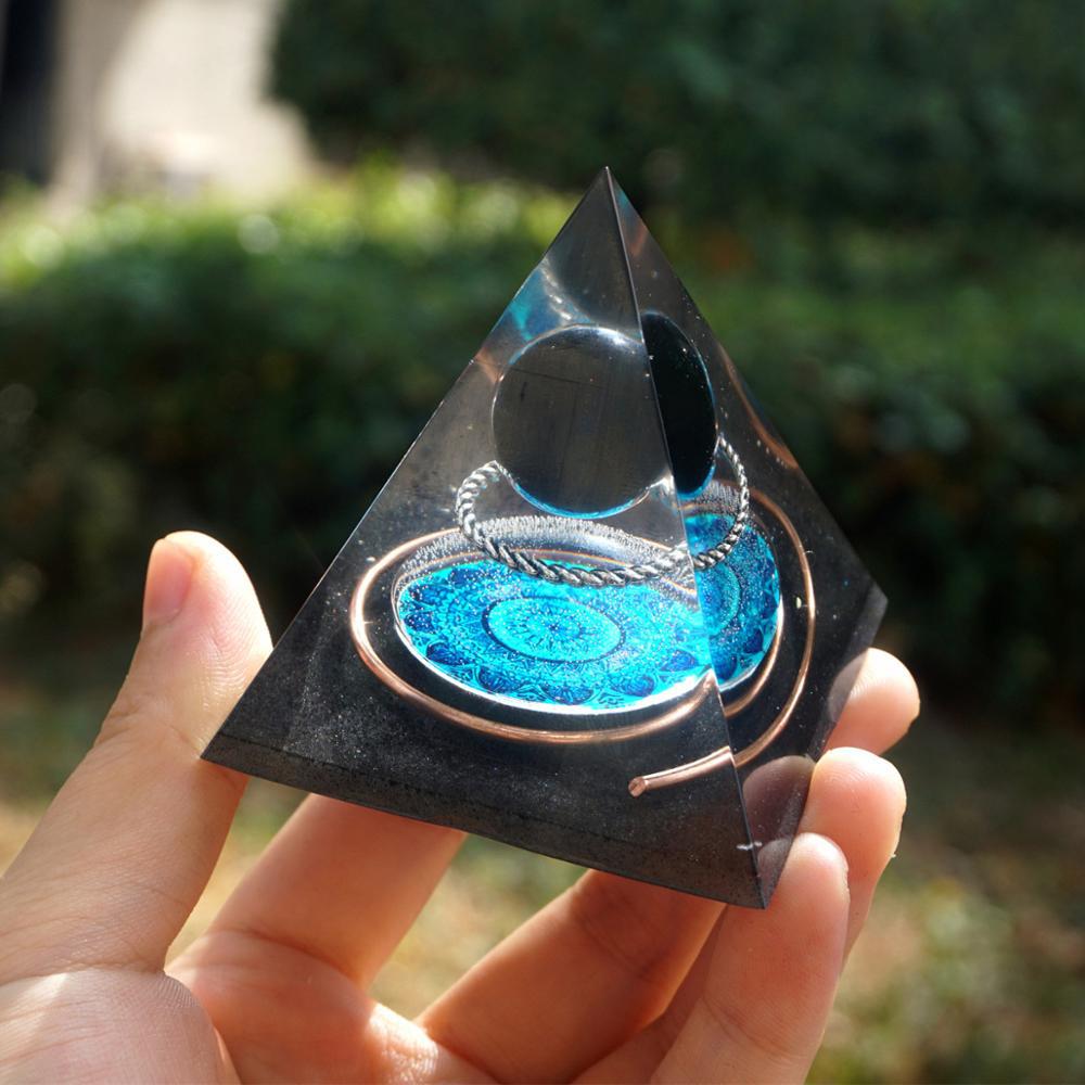 Pyramide de sphères en cristal d'obsidienne