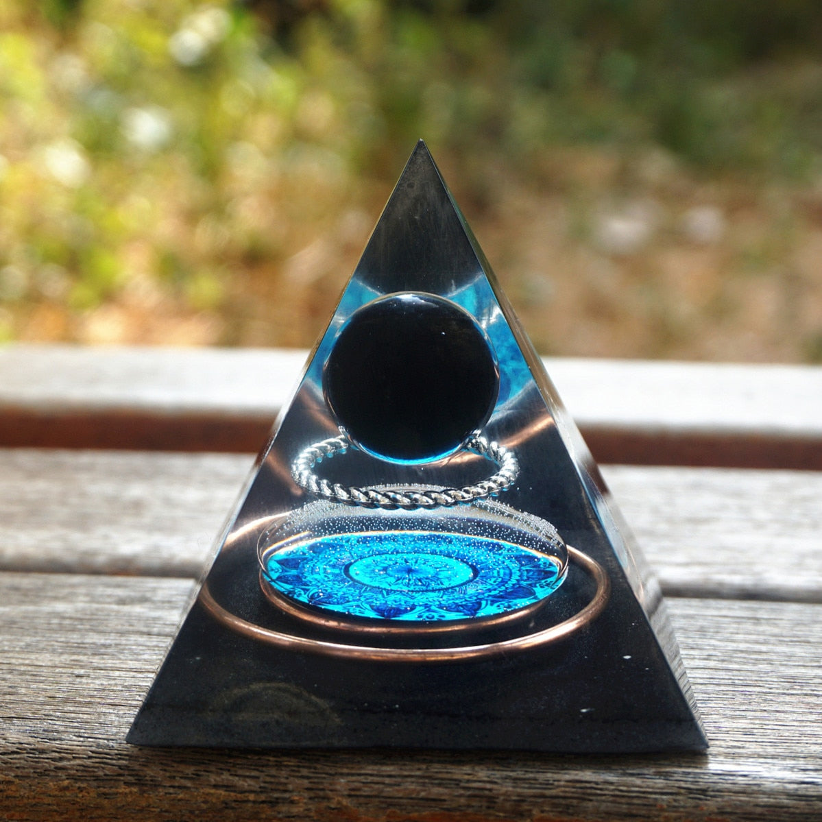 Pyramide de sphères en cristal d'obsidienne