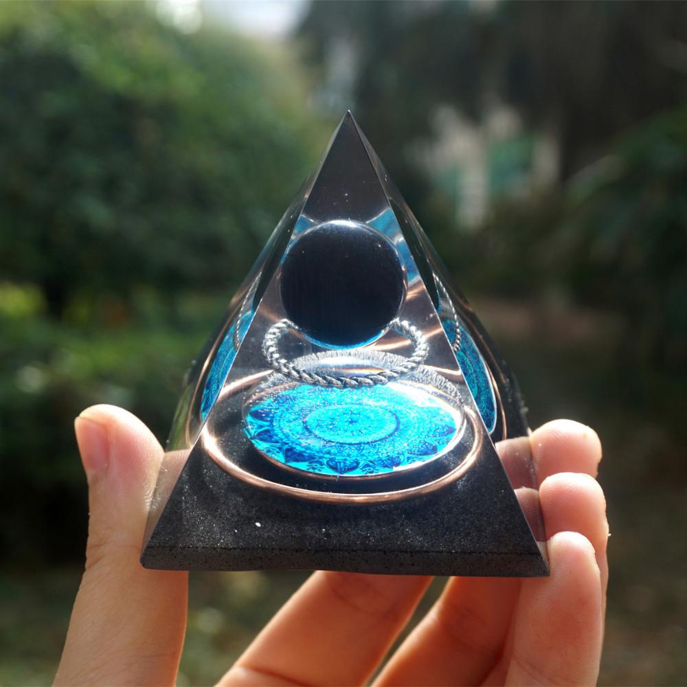 Pyramide de sphères en cristal d'obsidienne