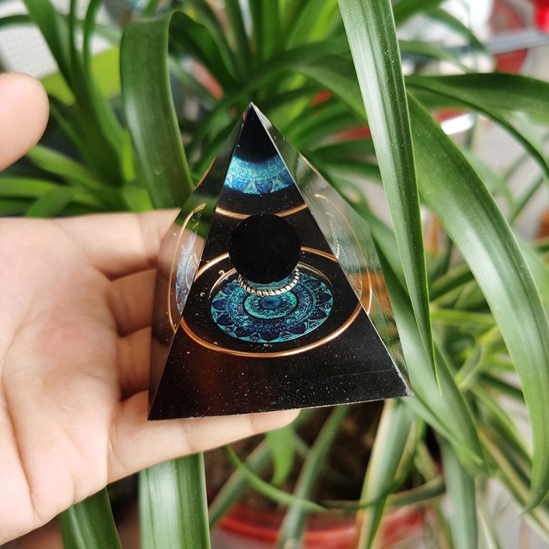 Pyramide de sphères en cristal d'obsidienne