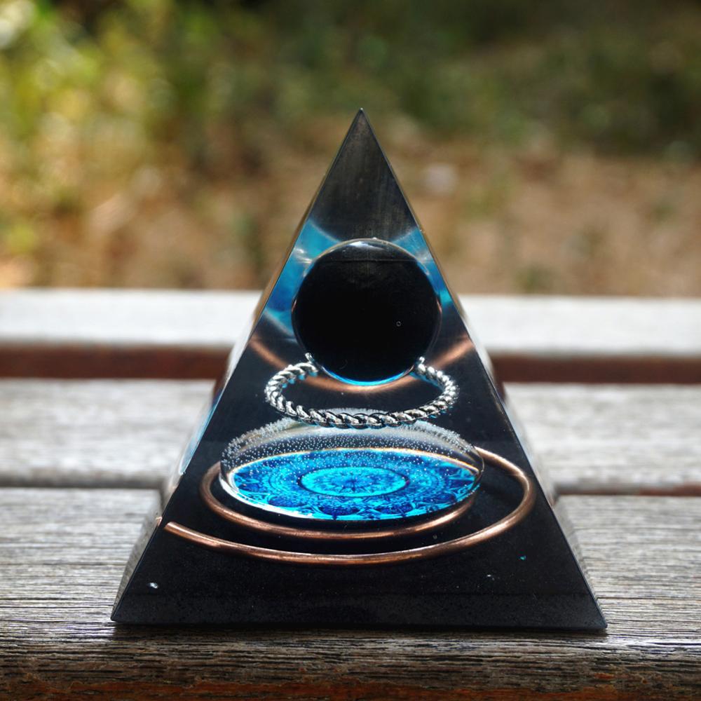 Pyramide de sphères en cristal d'obsidienne