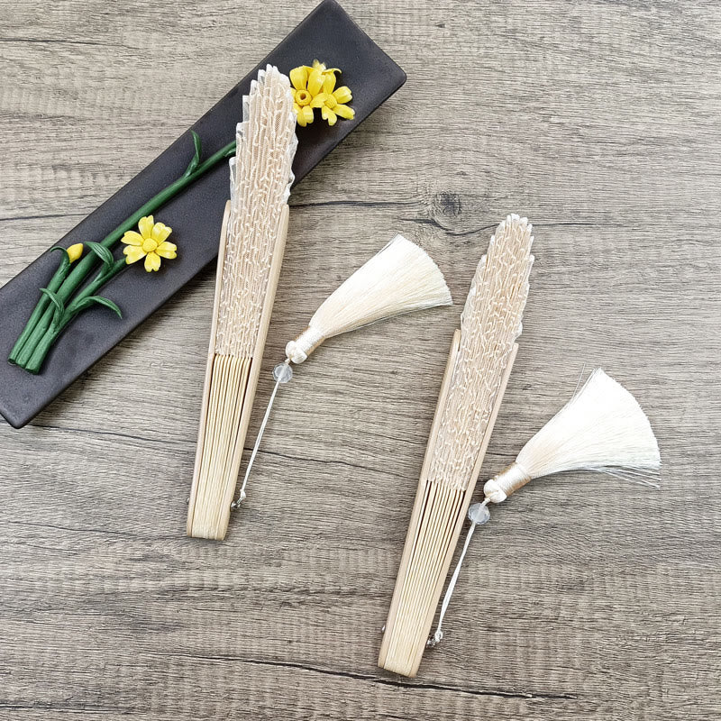 Éventail chinois pliable brodé de roses OldLace 22 cm