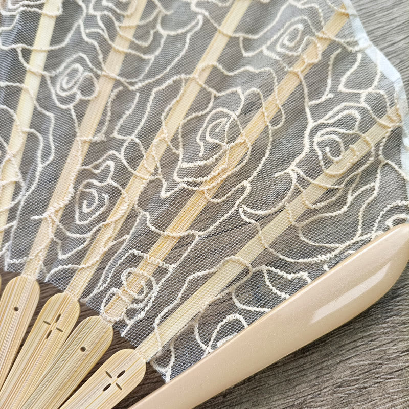 Éventail chinois pliable brodé de roses OldLace 22 cm
