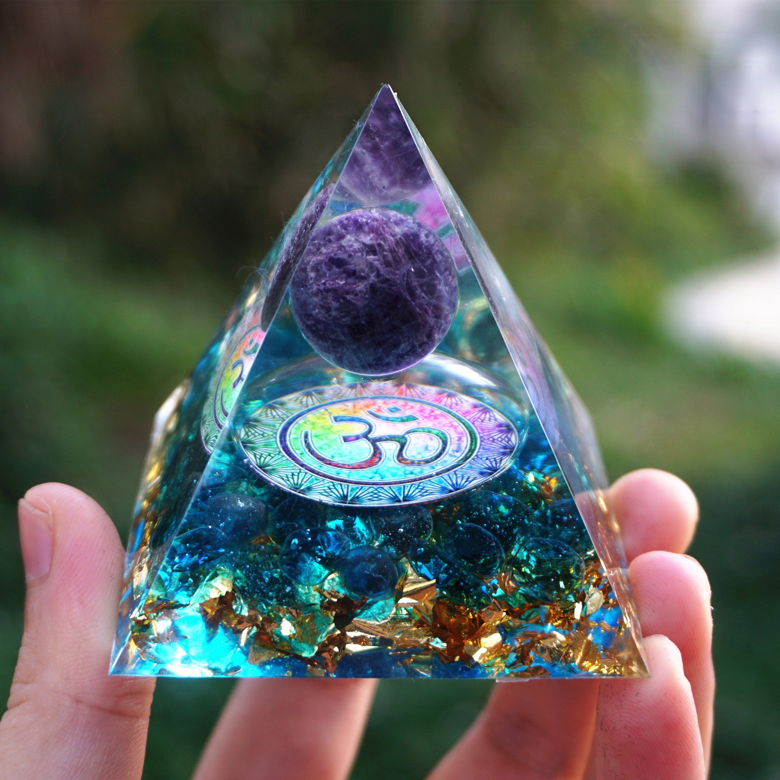 Pyramide d'orgone en forme de sphère d'améthyste Om