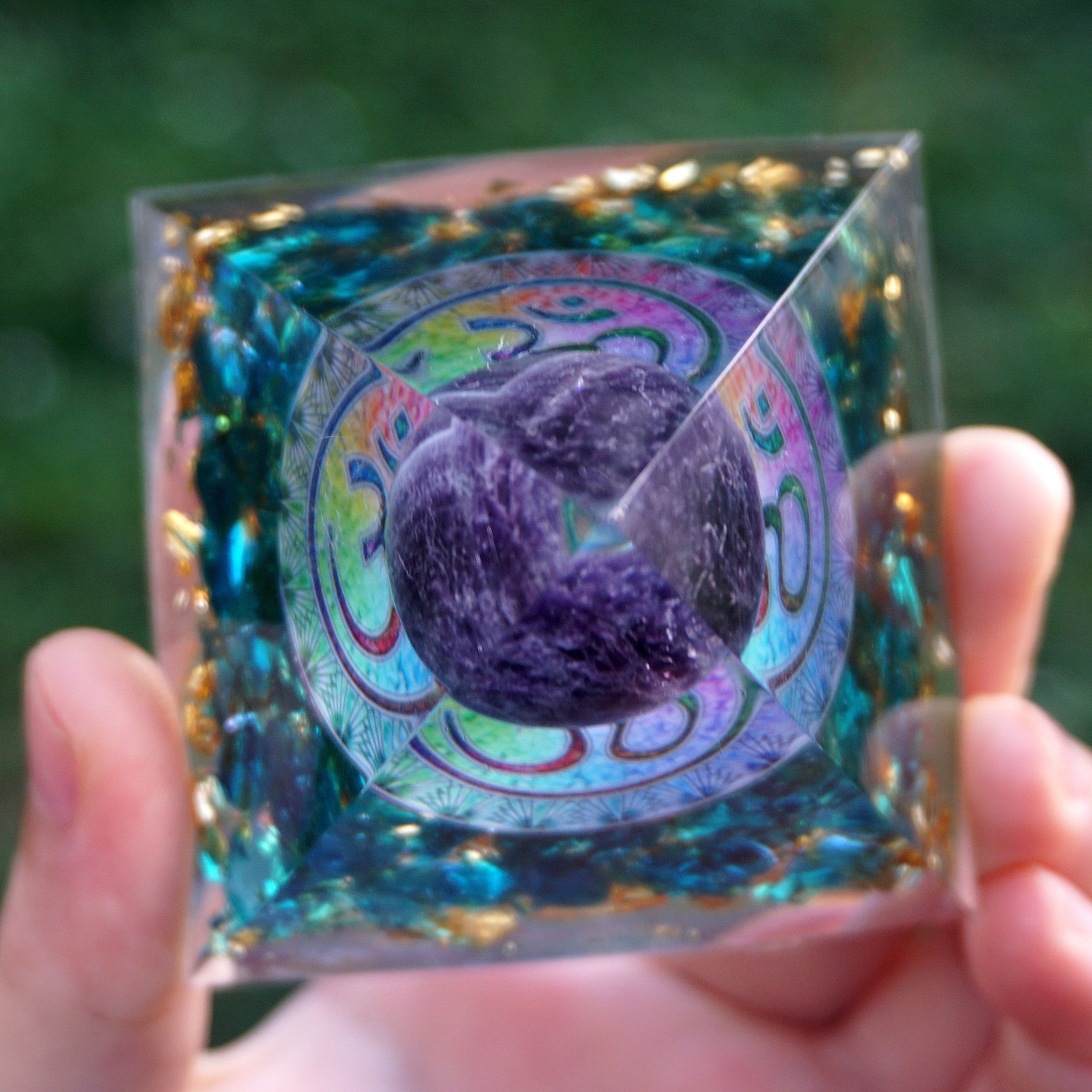 Pyramide d'orgone en forme de sphère d'améthyste Om