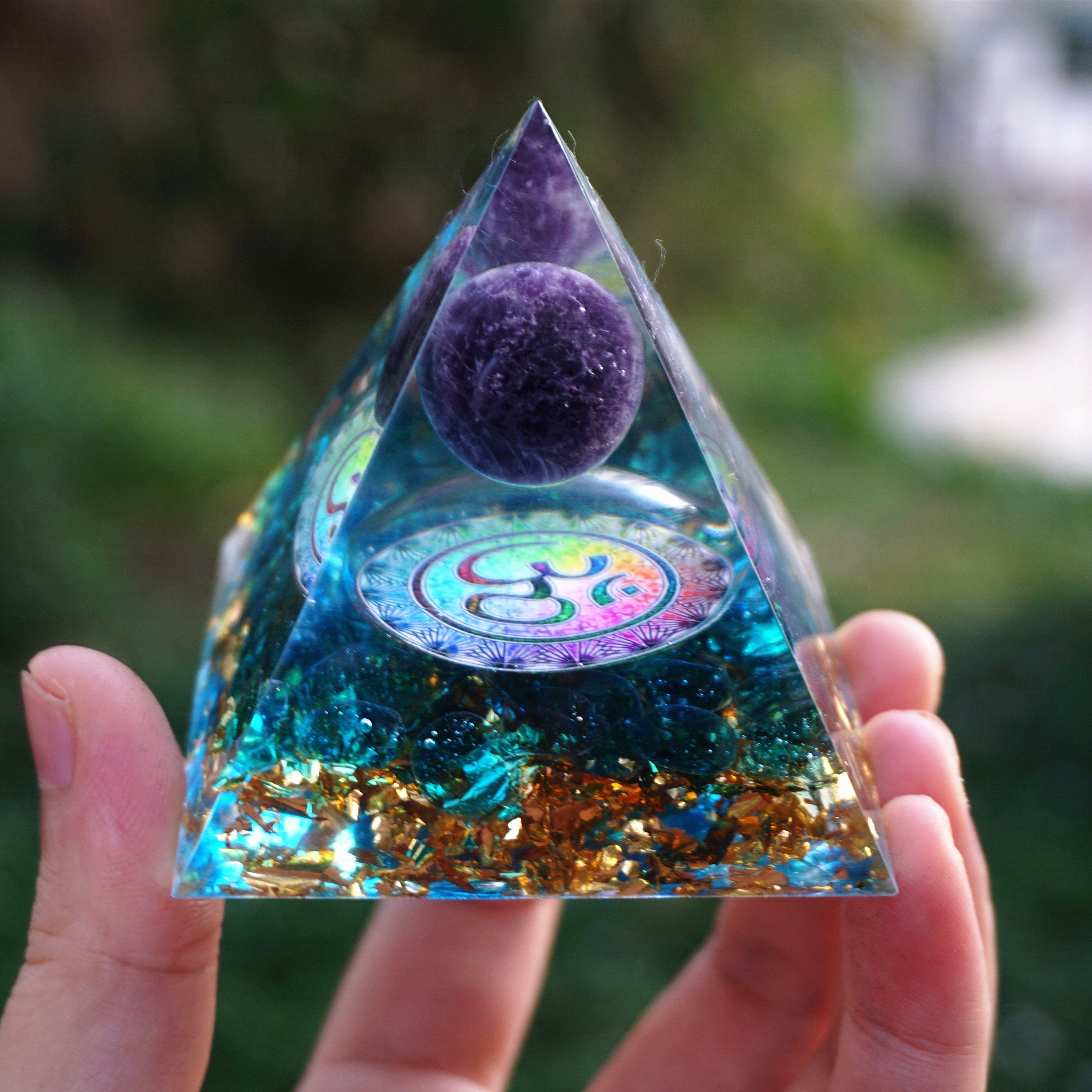 Pyramide d'orgone en forme de sphère d'améthyste Om