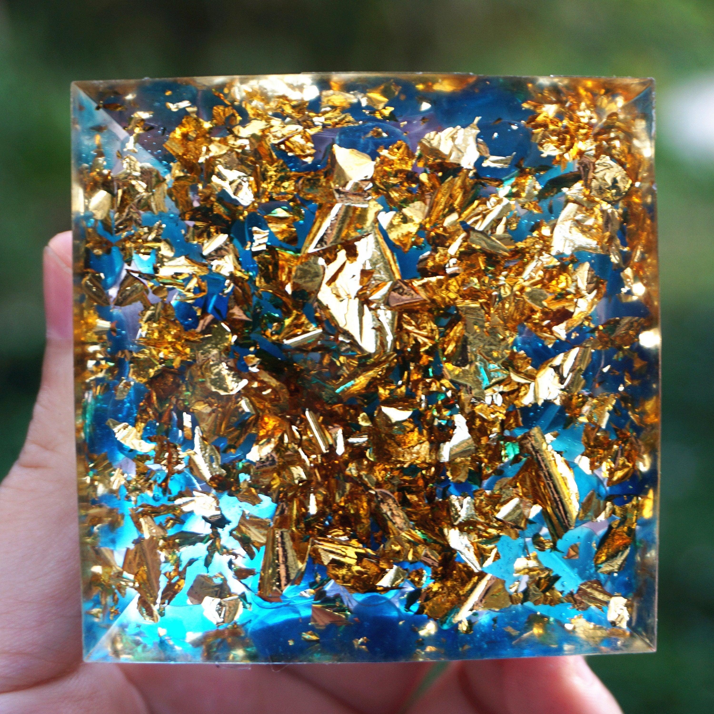 Pyramide d'orgone en forme de sphère d'améthyste Om