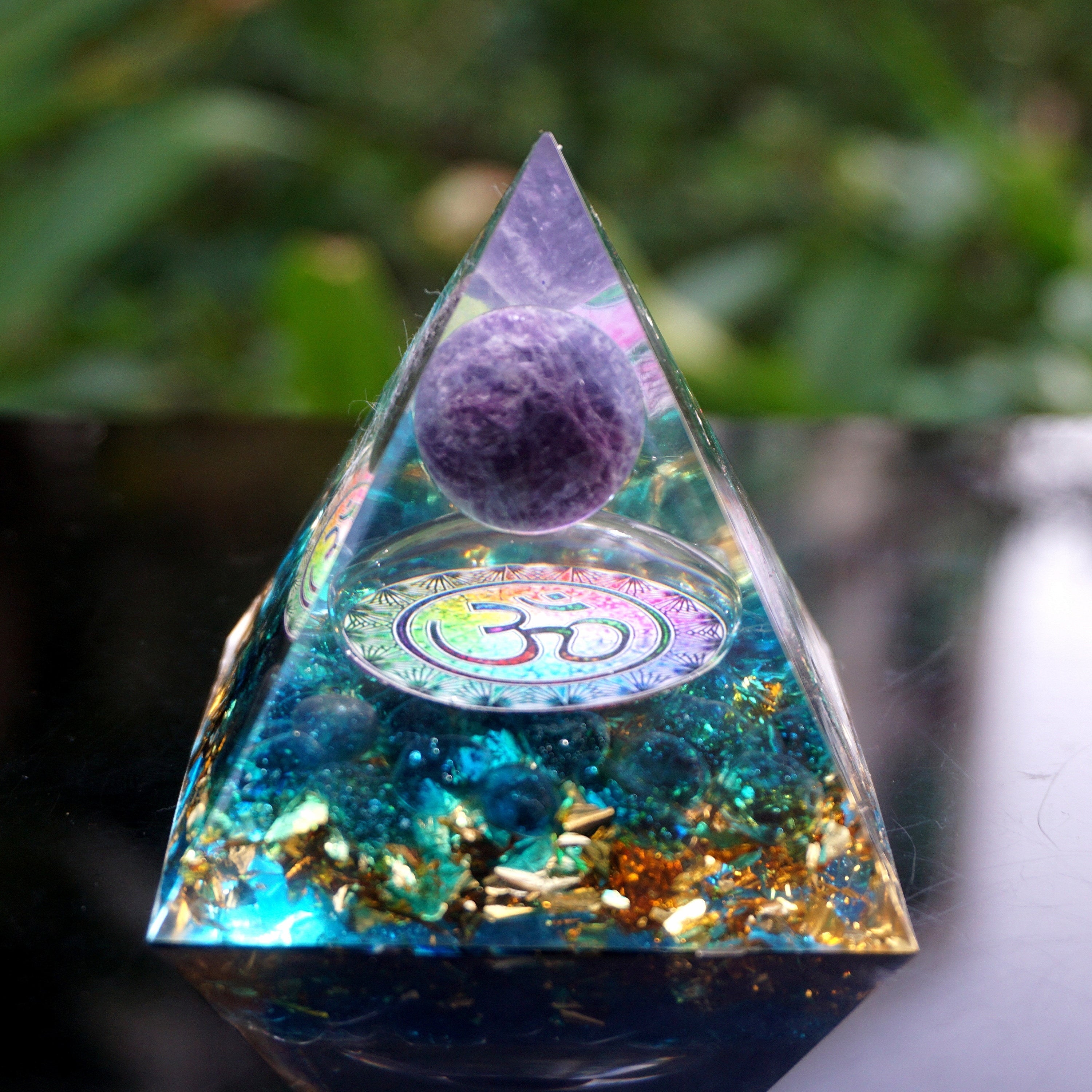 Pyramide d'orgone en forme de sphère d'améthyste Om