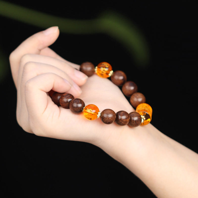 Bracelet Om Mani Padme Hum en bois de Phoebe Zhennan pour la protection spirituelle