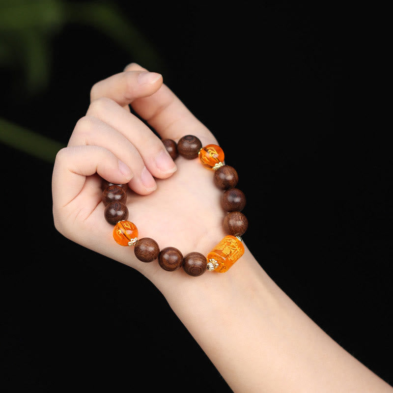Bracelet Om Mani Padme Hum en bois de Phoebe Zhennan pour la protection spirituelle