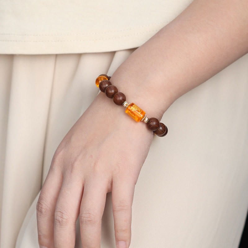 Bracelet Om Mani Padme Hum en bois de Phoebe Zhennan pour la protection spirituelle