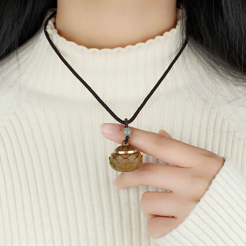Collier en bois de santal vert Om Mani Padme Hum pour une paix apaisante