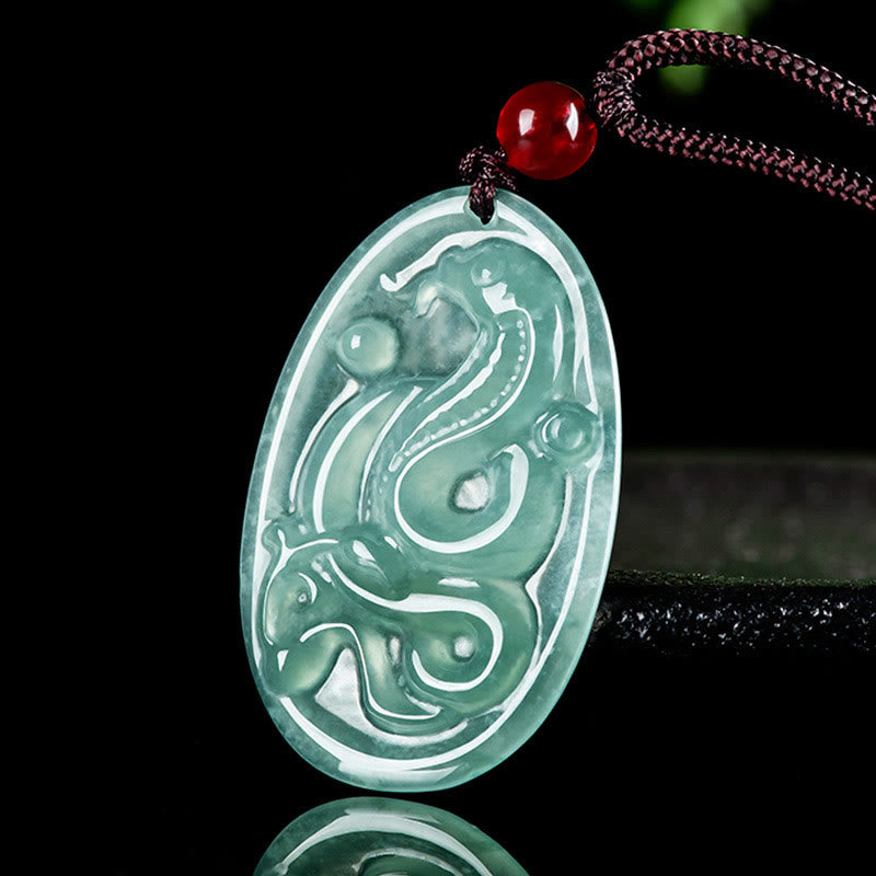 Collier pendentif serpent en jade ovale pour la chance et la protection