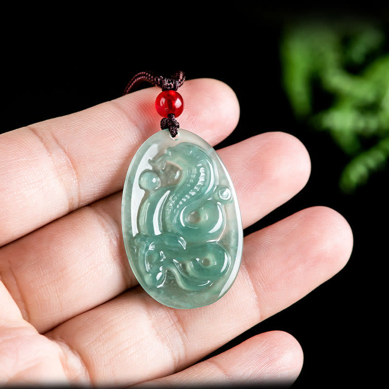 Collier pendentif serpent en jade ovale pour la chance et la protection