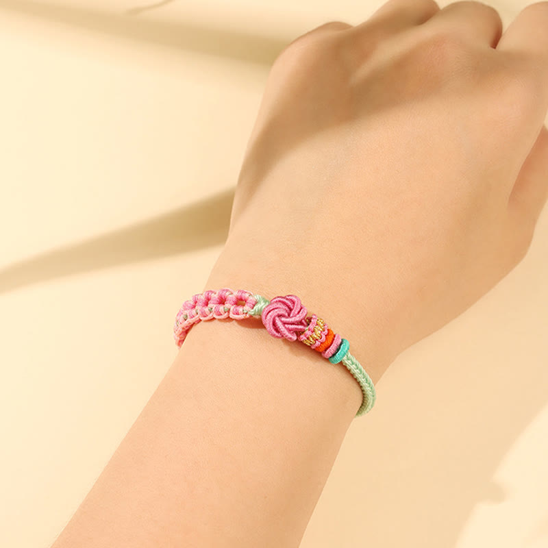 Bracelet en fil rouge avec nœud en fleur de pêcher pour la protection et l'amour
