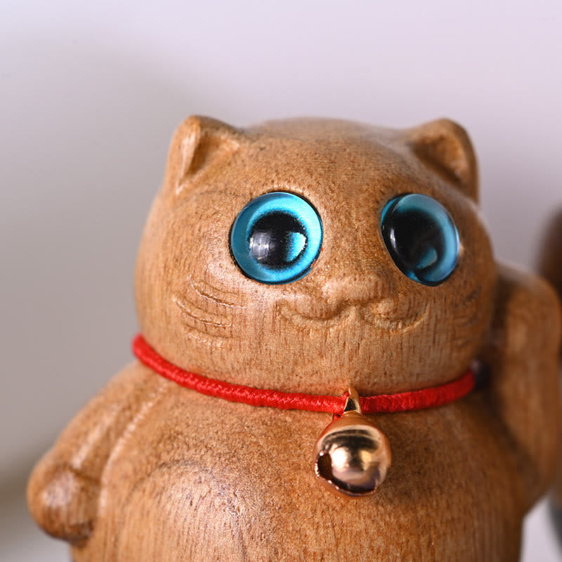 Statuette de chat porte-bonheur en bois de Phoebe Zhennan