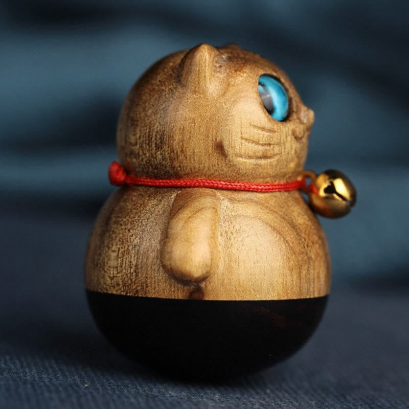Statuette de chat porte-bonheur en bois de Phoebe Zhennan
