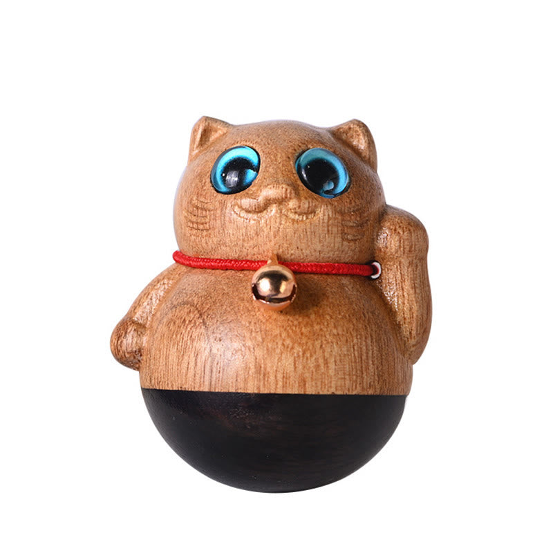 Statuette de chat porte-bonheur en bois de Phoebe Zhennan