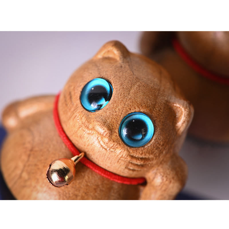 Statuette de chat porte-bonheur en bois de Phoebe Zhennan