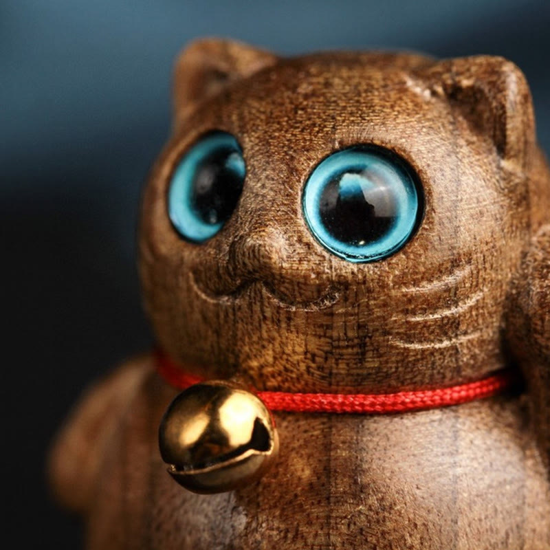 Statuette de chat porte-bonheur en bois de Phoebe Zhennan