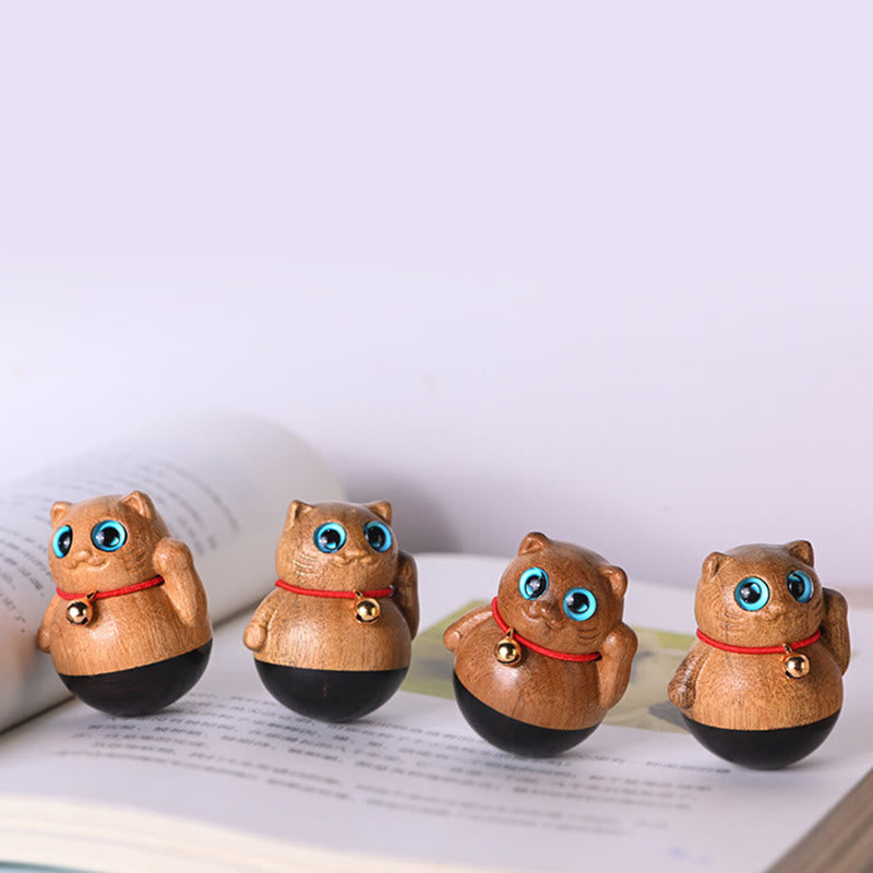 Statuette de chat porte-bonheur en bois de Phoebe Zhennan
