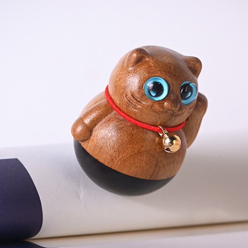 Statuette de chat porte-bonheur en bois de Phoebe Zhennan