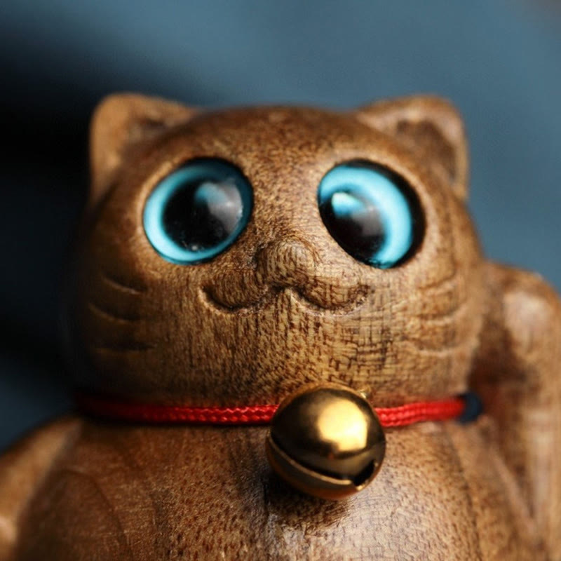 Statuette de chat porte-bonheur en bois de Phoebe Zhennan
