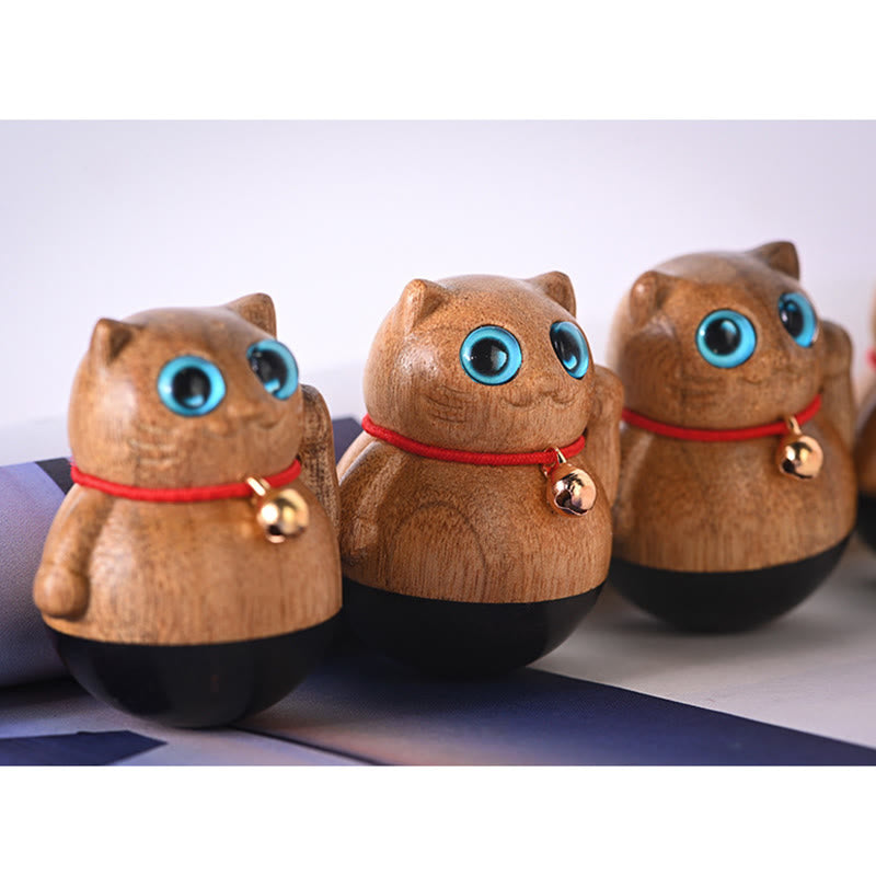 Statuette de chat porte-bonheur en bois de Phoebe Zhennan