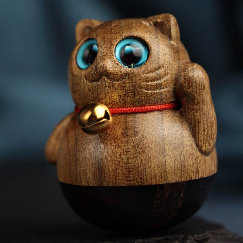 Statuette de chat porte-bonheur en bois de Phoebe Zhennan