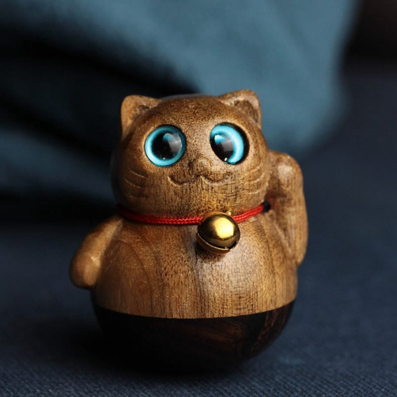 Statuette de chat porte-bonheur en bois de Phoebe Zhennan